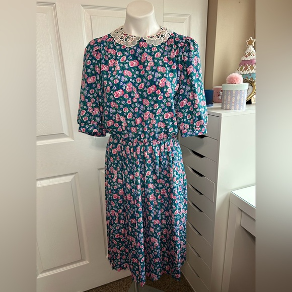 Breli Originals Dresses & Skirts - Breli Originals Vintage Floral Pleated Dress with Lace Collar